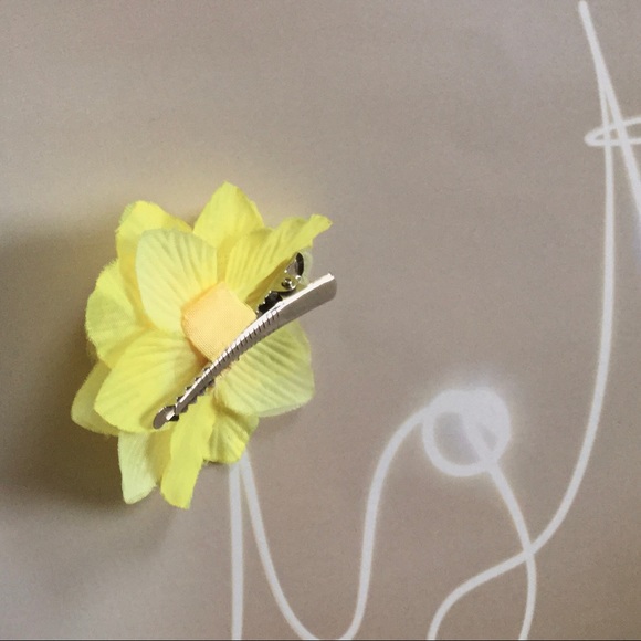 Flower Hair Clip < FREE - Picture 2 of 2
